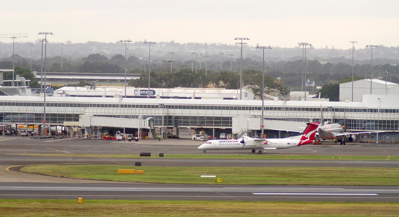 Sydney airport Domestic terminal panoramio (1)